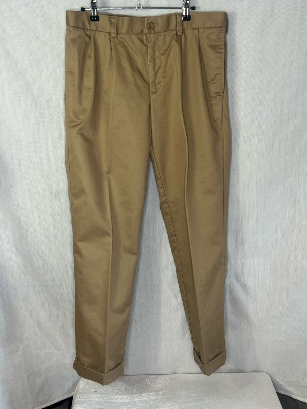 IZOD Men’s American Heritage Pants Chinos Khaki Pleated Front Cuffs Hem 30X30 👍
